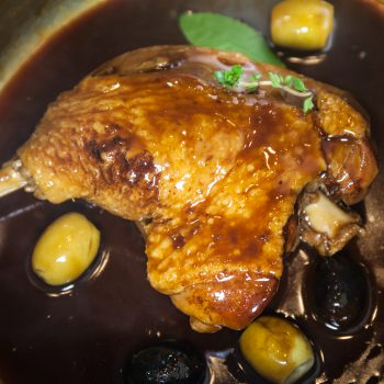 Cuisses de canard mijotées aux olives et thym, poêlée de champignons de Paris et pleurotes