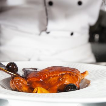 Cuisses de canard mijotées aux olives et thym, poêlée de champignons de Paris et pleurotes